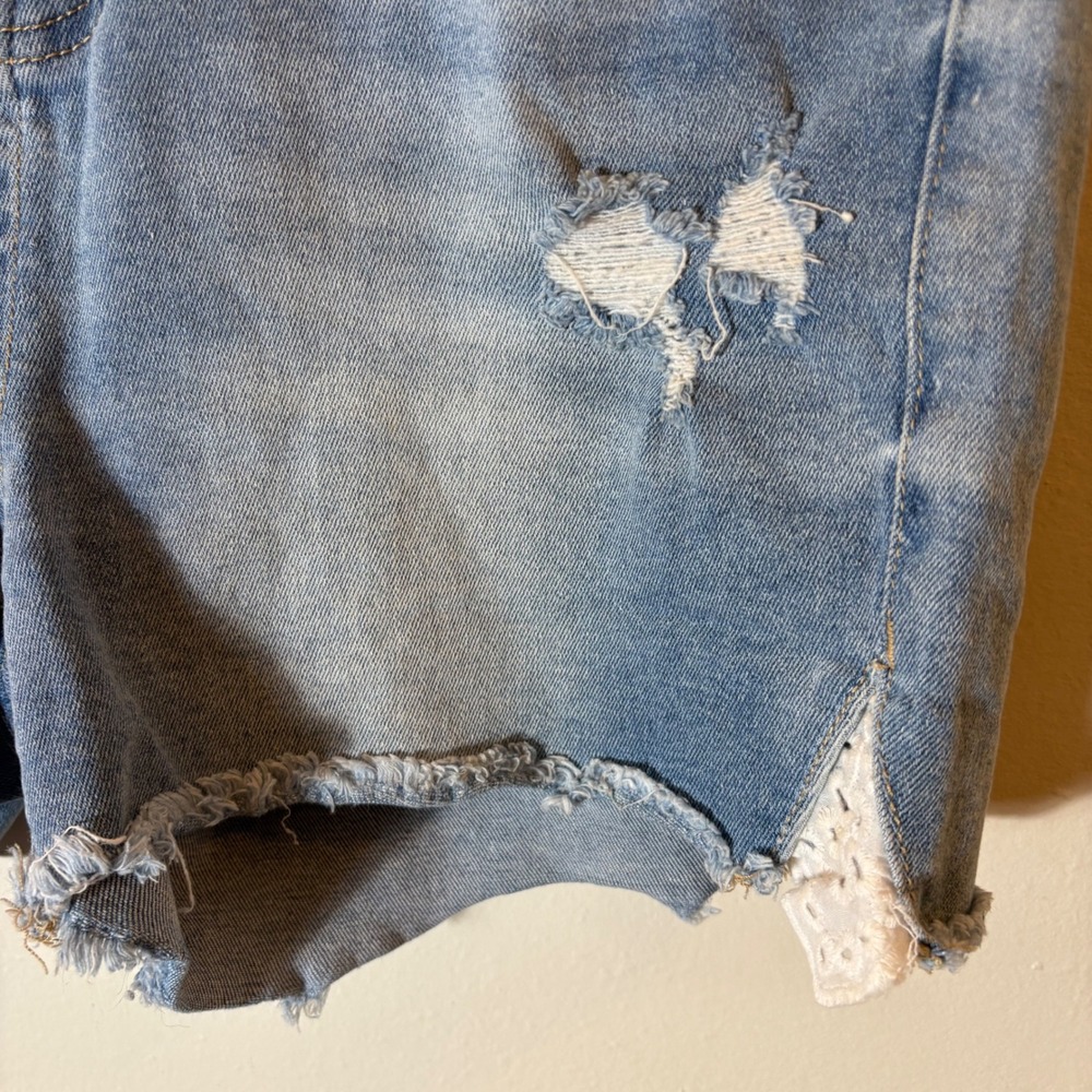 Judy Blue Distressed Denim Shorts Lace Trim Raw Hem Size 29 - Picture 2 of 8